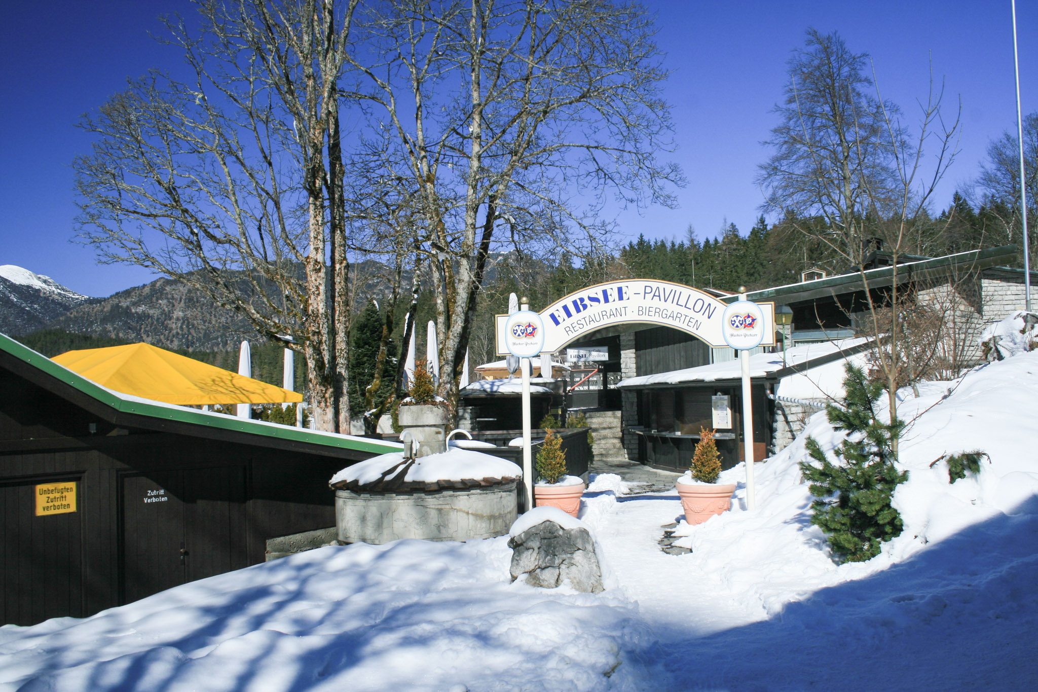 Wartet auf den Sommer: Der Biergarten am Eibsee-Hotel Wartet auf den Sommer: Der Biergarten am Eibsee-Hotel