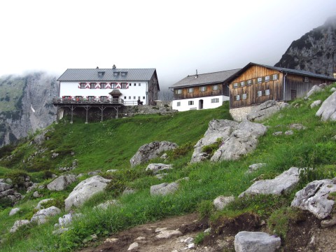 Das Ziel der Wanderung - Die Gruttenhütte, hier mit Nebel statt Fels im Hintergrund Das Ziel der Wanderung - Die Gruttenhütte, hier mit Nebel statt Fels im Hintergrund
