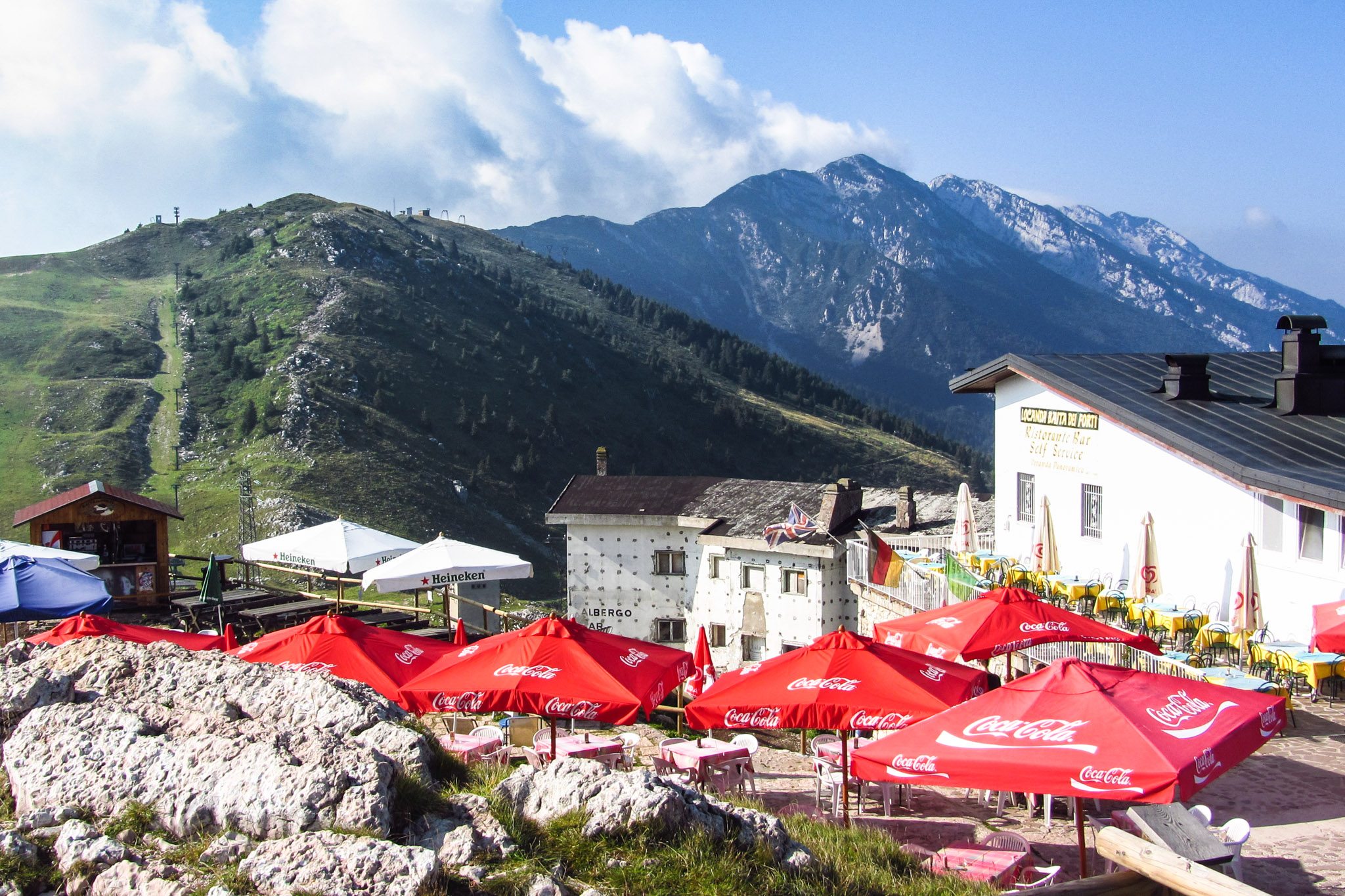 Das Gasthaus Baita dei Forti neben der Bergstation der Funivia Monte Baldo Das Gasthaus Baita dei Forti neben der Bergstation der Funivia Monte Baldo