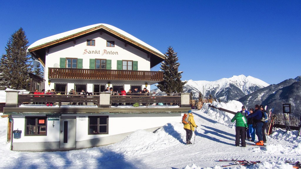Das Gasthaus St. Anton, nur wenige Minuten von der Bergstation des Kranzberg-Lifts entfernt Das Gasthaus St. Anton, nur wenige Minuten von der Bergstation des Kranzberg-Lifts entfernt