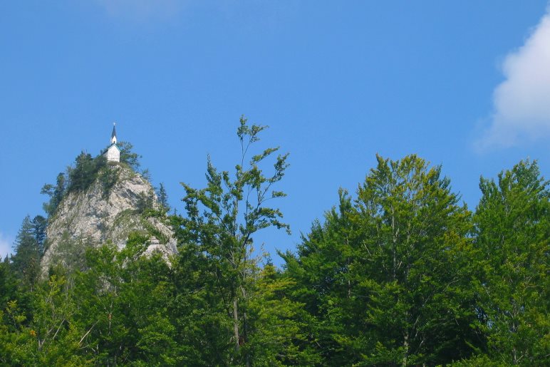 Die Kapelle auf dem Riederstein, vom Gasthaus Galaun aus gesehen