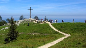 Das Gipfelkreuz steht auf dem Weg zwischen der Bergstation der Kampenwandbahn und dem Staffelstein