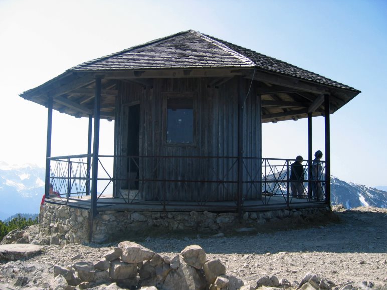 Auf dem höchsten Punkt des Herzogstands, noch etwas höher als das Gipfelkreuz, steht der Herzogstand-Pavillon Auf dem höchsten Punkt des Herzogstands, noch etwas höher als das Gipfelkreuz, steht der Herzogstand-Pavillon