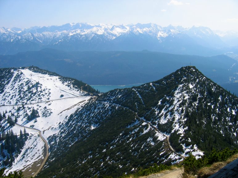 Mitte März sieht man noch einigen Schnee auf den Bergen, auch auf dem Weg zum Gipfel des Herzogstands