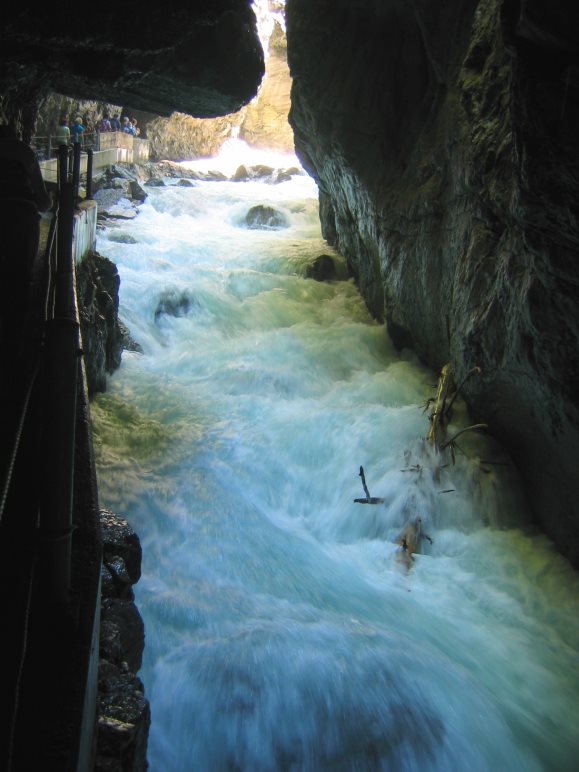 Unter den überhängenden Felsen führt der Weg durch die Partnachklamm