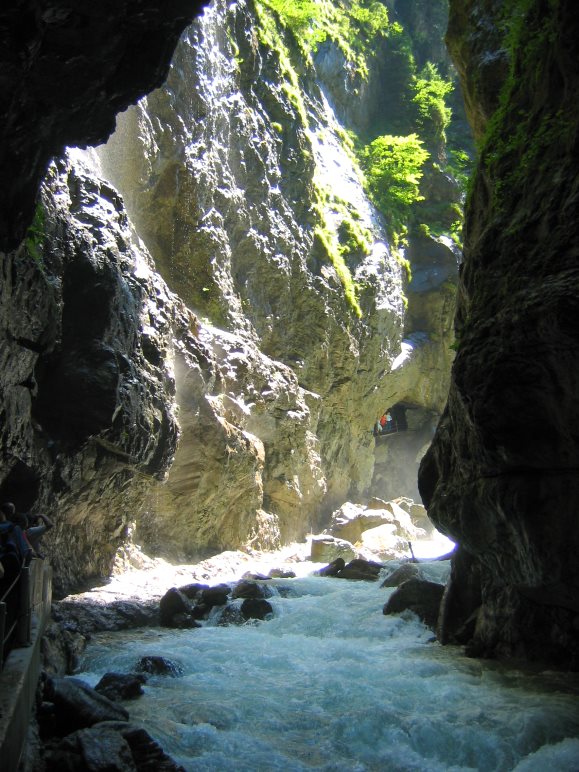 Grelles Sonnenlicht und tiefdunkler Schatten in der Partnachklamm