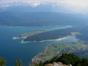 Vom Weg auf den Herzogstand-Gipfel hat man einen tollen Blick auf den Walchensee und die Alpen
