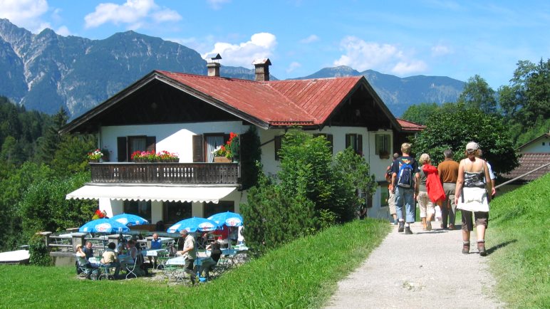 Die Wettersteinalm bietet Gelegenheit zum Rasten, Sonnenbaden und Toben