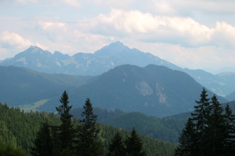 Schöner Weitblick hinüber zum Wendelstein, dazwischen liegt im Tal der Schliersee