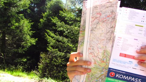 Kartenlesen auf der Wandertour - wie weit ist es noch bis zur Hütte?