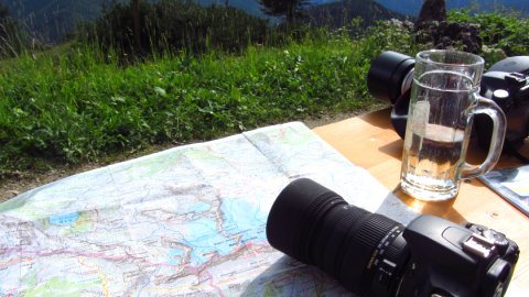 Kartenstudium auf der Hütte