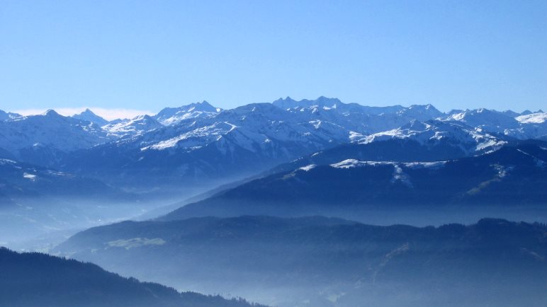 Großartige Aussicht vom Pendling auf die österreichischen Alpen