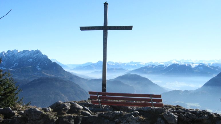 Das Gipfelkreuz des Pendling mit Blick auf die Alpen