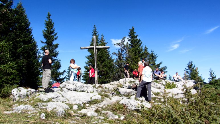 Das kleinere der zwei Gipfelkreuze auf dem Pendling