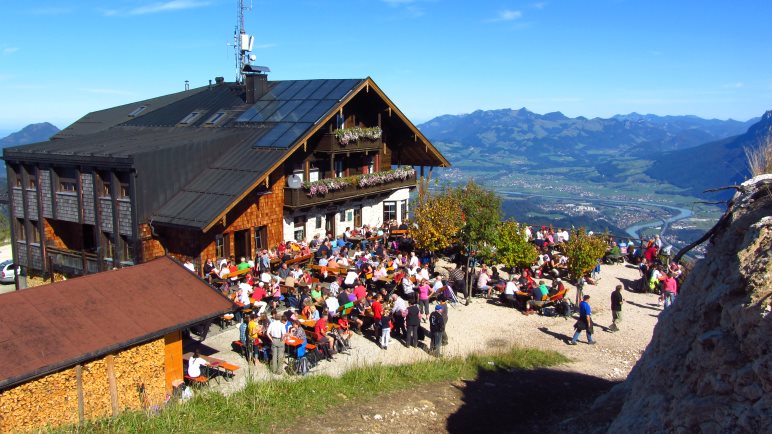 Bei schönem Herbstwetter ist immer viel los: Das Pendlinghaus mit Sonnenterrasse