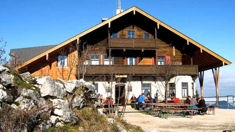 Das Pendlinghaus auf dem Gipfel hoch über Kufstein