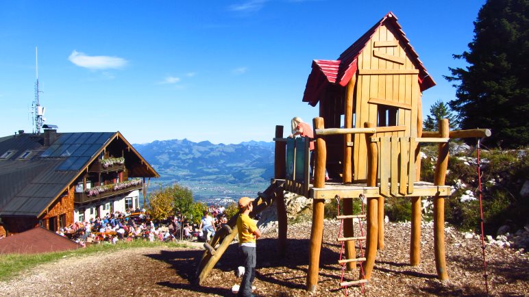 Für Kinder gibt's ein schönes Spielhaus neben dem Pendlinghaus