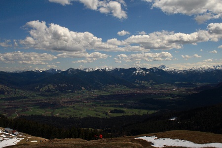 Das Panorama, dass sich vom Zwieselberg aus bietet. Neben Benediktenwand und Brauneck sieht man bis weit in die österreichischen Alpen. Das Panorama, dass sich vom Zwieselberg aus bietet. Neben Benediktenwand und Brauneck sieht man bis weit in die österreichischen Alpen.