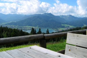 Von der Terrasse der Neureuth hat man einen schönen Blick auf den Tegernsee