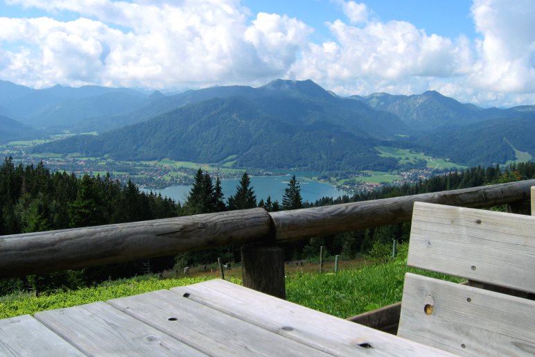 Von der Terrasse der Neureuth hat man einen schönen Blick auf den Tegernsee Von der Terrasse der Neureuth hat man einen schönen Blick auf den Tegernsee