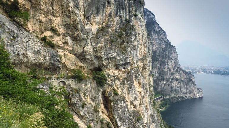 Die in den steilen Fels gehauene Ponalestraße, hoch über dem Gardasee