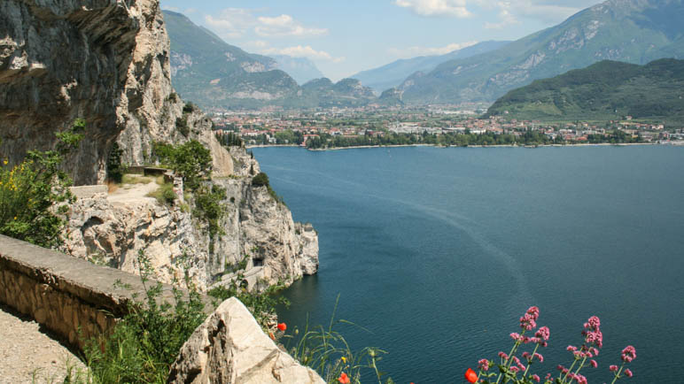 Blick von der Ponalestraße auf Riva del Garda und den Monte Brione