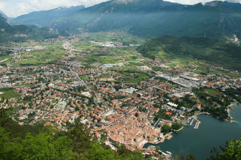 Tiefblick auf Riva und Arco von der Santa Barbara Kapelle aus