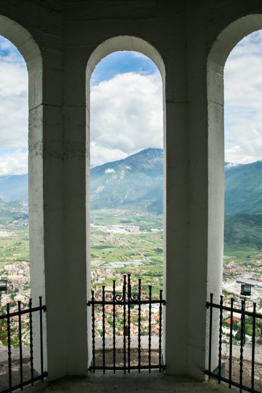 Ein Blick aus der Kapelle heraus auf das Umland