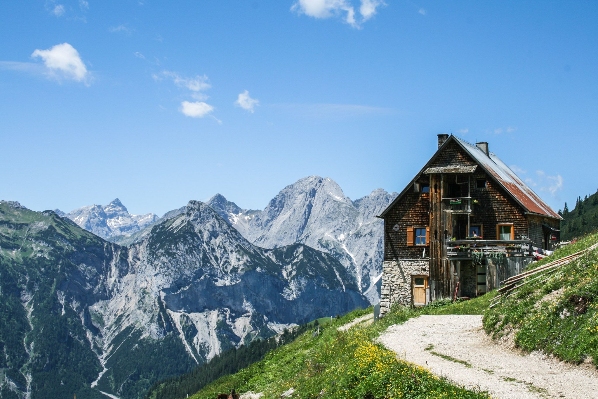 Plumsjochhuette Die Plumsjochhütte mit den Karwendelbergen im Hintergrund