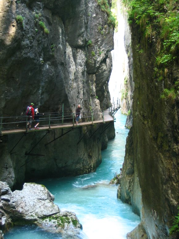 Auf dem Weg durch die alte Leutaschklamm zum Wasserfall