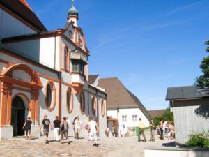 Vor der Kirche des Kloster Andechs