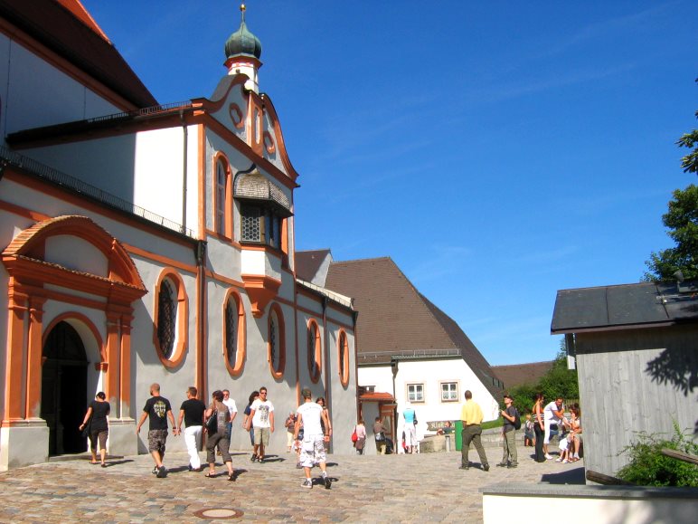 Vor der Kirche des Kloster Andechs