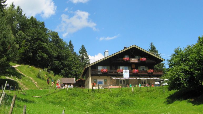 Das Gasthaus Gletscherschliff liegt auf einer großen Wiese im Wald