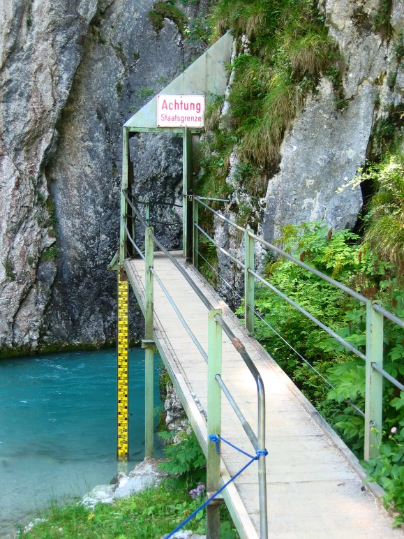 Auf dem Weg in die alte Leutaschklamm: Die Staatsgrenze zwischen Deutschland und Österreich