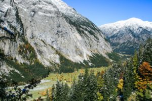 Blick vom Wanderweg auf den großen Ahornboden