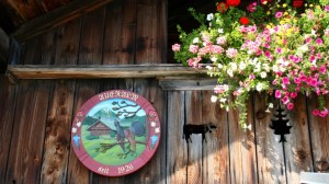 Geschmückter Balkon der Aueralm, dem Hauptziel der Wanderung