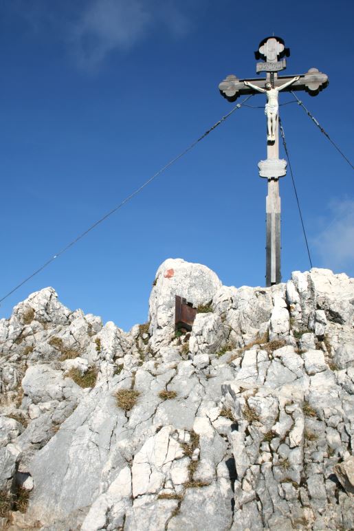 Das Gipfelkreuz auf dem felsigen Gipfel des Breitenstein