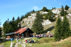 Knapp unterhalb des Breitenstein-Gipfels liegt die Hubertushütte mit ihrem gemütlichen Biergarten