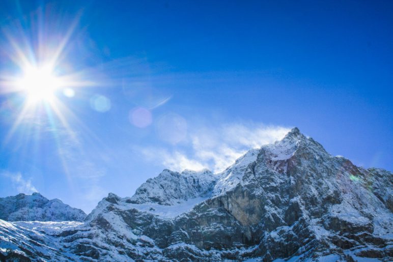 Die Herbstsonne lässt den Schnee auf den Bergen schmelzen