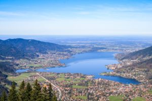 Vom Wallberg aus hat man wohl den besten Blick über den Tegernsee. Im Hintergrund liegt irgendwo München