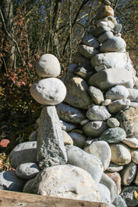 Ein dreieckiger Stein mit zwei Kugeln auf der Spitze