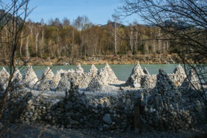 Versammlung von Pyramiden am Ufer der Isar