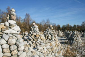 Leuchtend weiße Pyramiden