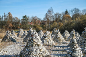 Steintürme am Isar-Ufer