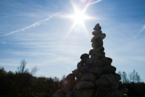 Ein Steinturm als Schattenriß in der Novembersonne