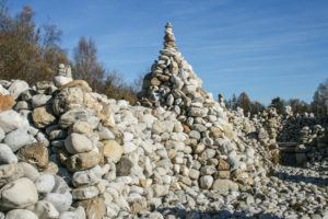 Eine Steinmauer, ohne Mörtel oder Kleber errichtet