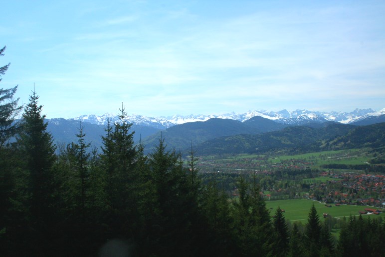 Der Blick von der Denkalm über Lenggries auf die Alpenkette