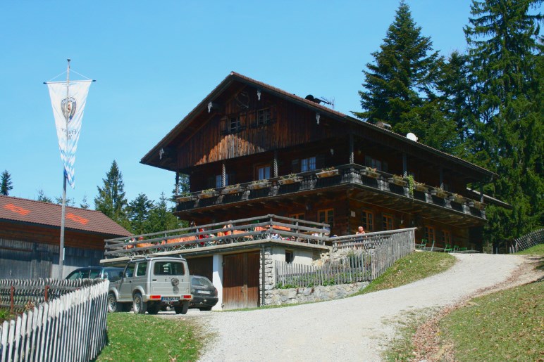 Auf der Sonnenterrasse der Denkalm kann man die Wanderung gut ausklingen lassen