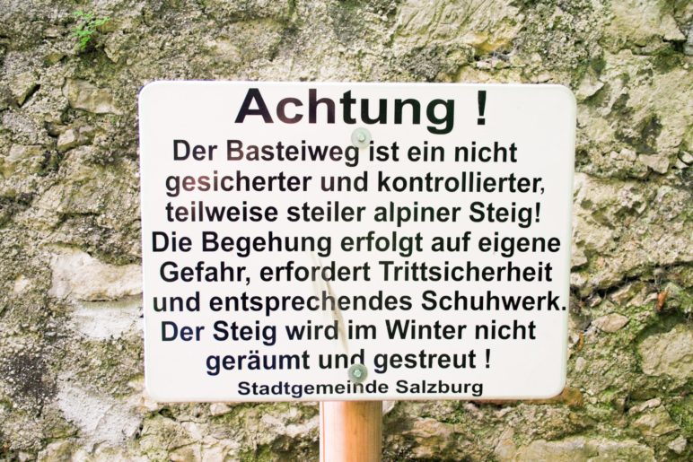 Warnschild der Stadt Salzburg auf dem Basteiweg