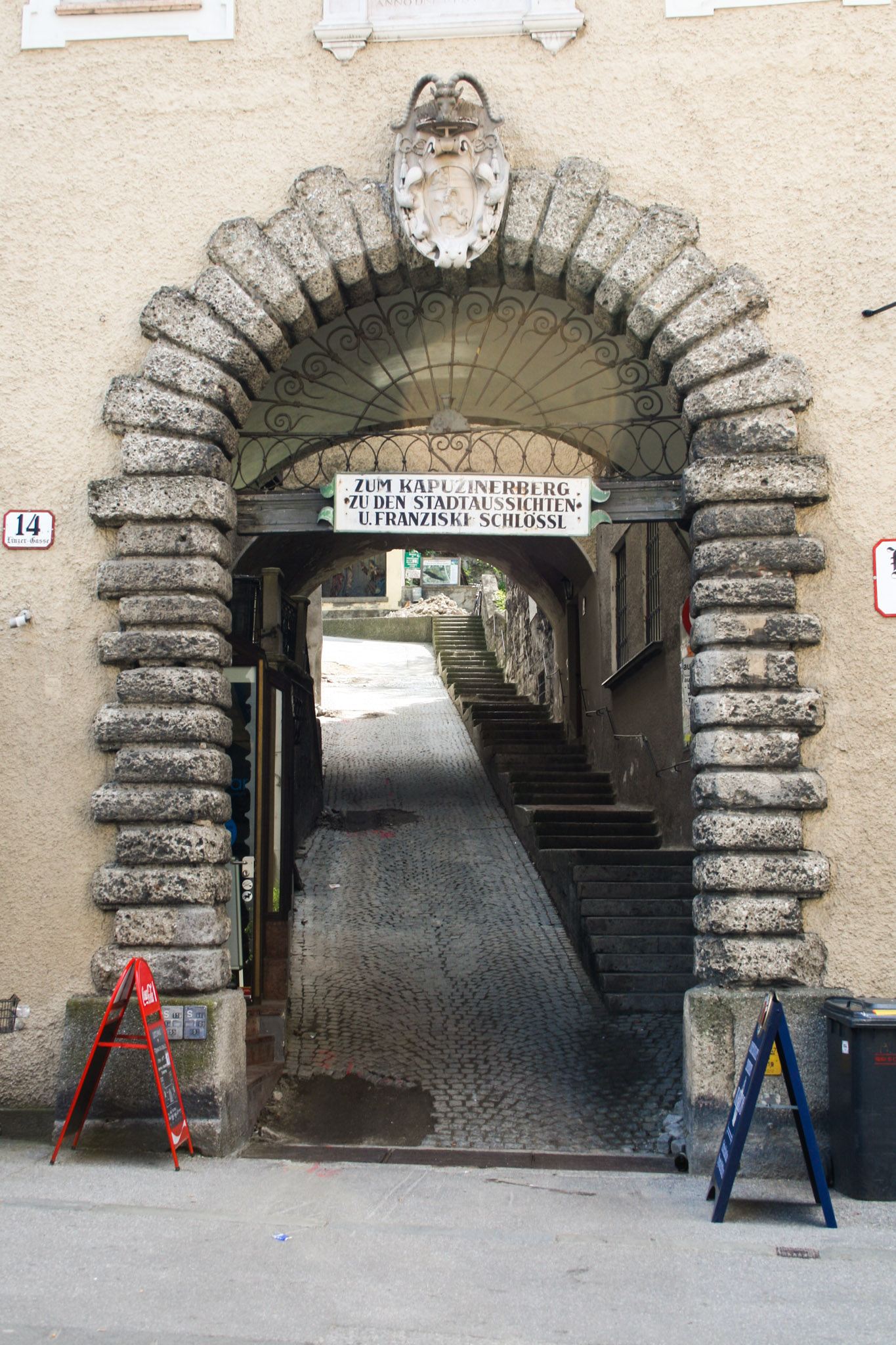 Zugang zum Stefan-Zweig-Weg auf den Kapuzinerberg von der Linzer Gasse aus Zugang zum Stefan-Zweig-Weg auf den Kapuzinerberg von der Linzer Gasse aus